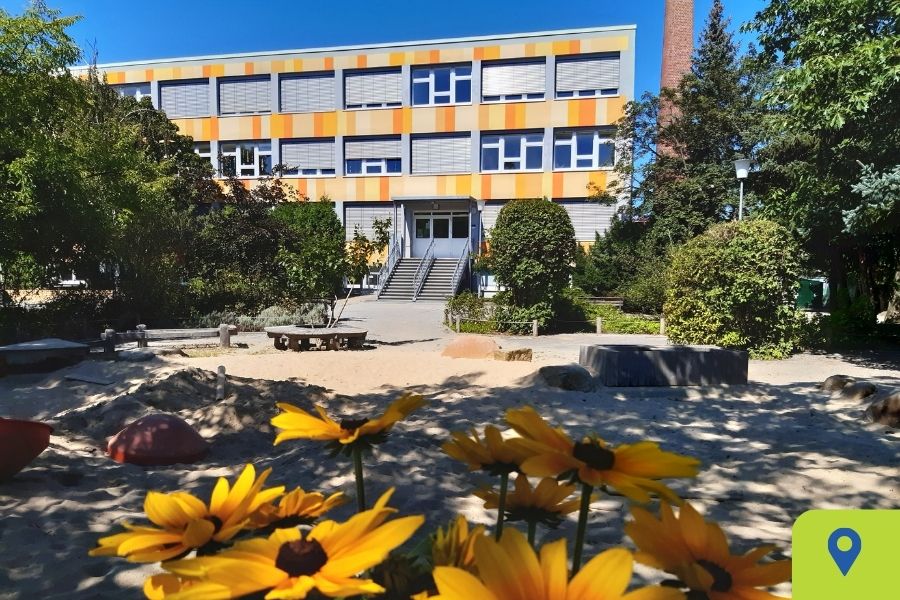 Hort Hermsdorf mit modernem Gebäude und blühendem Vorgarten; Google Maps Verlinkung vorhanden