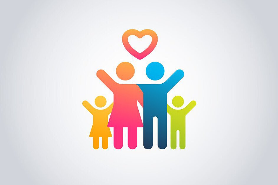 Unsere Angebote im Überblick Vier stilisierte Personen unterschiedlicher Größe stehen nebeneinander mit erhobenen Armen, darüber ein Herzsymbol als Zeichen für Gemeinschaft, Fürsorge und familienunterstützende Angebote.