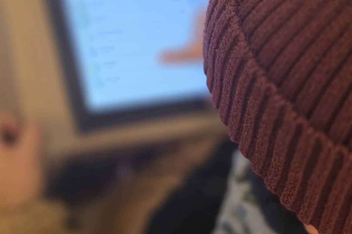 Fachliche Gedanken teilen Kindergarten Burgweg Einbeziehung von Medien in die Beziehung mit Kindern Kind im Kindergarten Burgweg beteiligt sich am Anmeldeprozess in der Kita-App am Tablet
