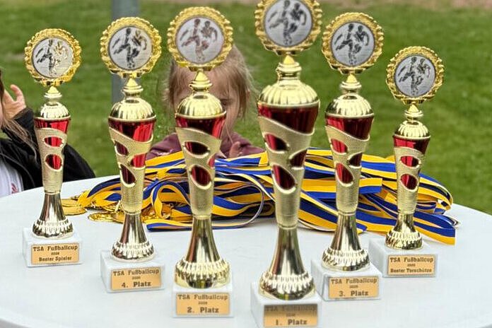 TSA Fußball-Cup 2026 in Vieselbach – Kita-Turnier stärkt Teamgeist Pokale und Medaillen des TSA Fußball-Cups 2026 auf einem Tisch auf dem Sportplatz in Vieselbach