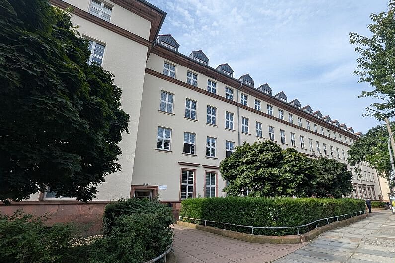 Gebäudeansicht der Freien berufsbildenden Schule Dresden Gebäudeansicht der Freien berufsbildenden Schule Dresden mit viel Grün, zu sehen ist der Vordereingang des Gebäudes.