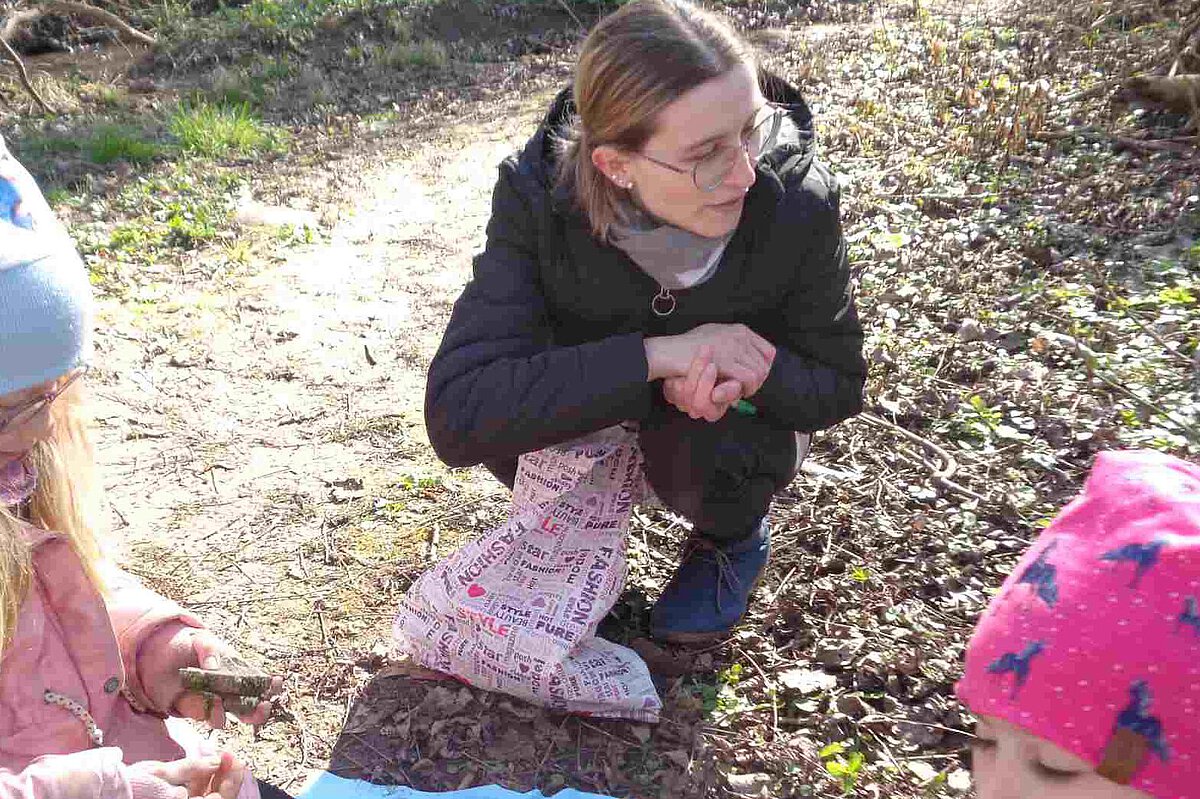 Waldtage Kindergarten Windischholzhausen mit Erzieherin Sophia Erzieherin Sophia erlebt die Waldtage mit den Kindern in der Natur